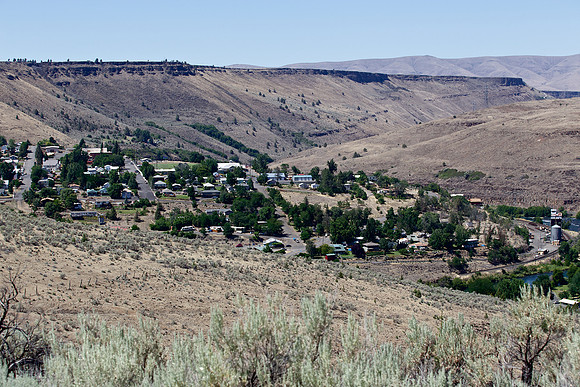 Overview of Maupin, Oregon